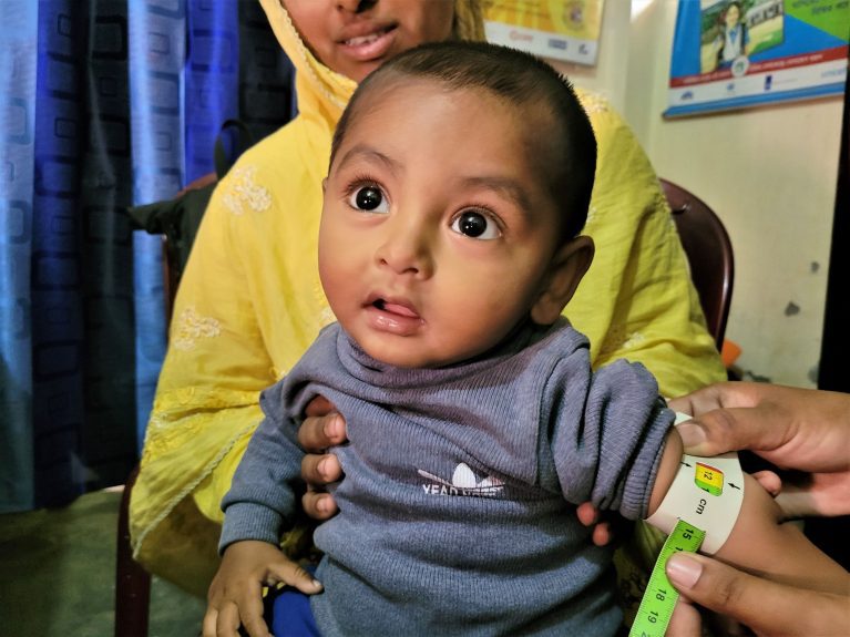Asma mit ihrem Sohn Araf bei einer Gesundheitsuntersuchung.