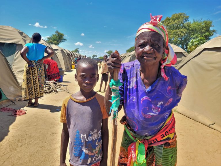 Chuma Mwende und ihr Enkel im Camp für Binnenvertriebene im Süden Sambias.