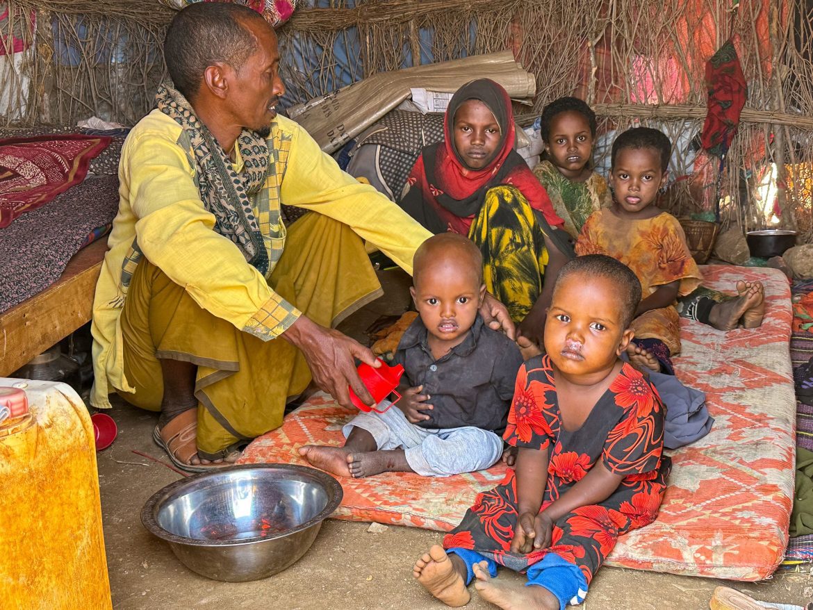 Bare sitzt mit seinen Kindern in ihrem Haus im Flüchtlingscamp in Baidoa im Südwesten Somalias.