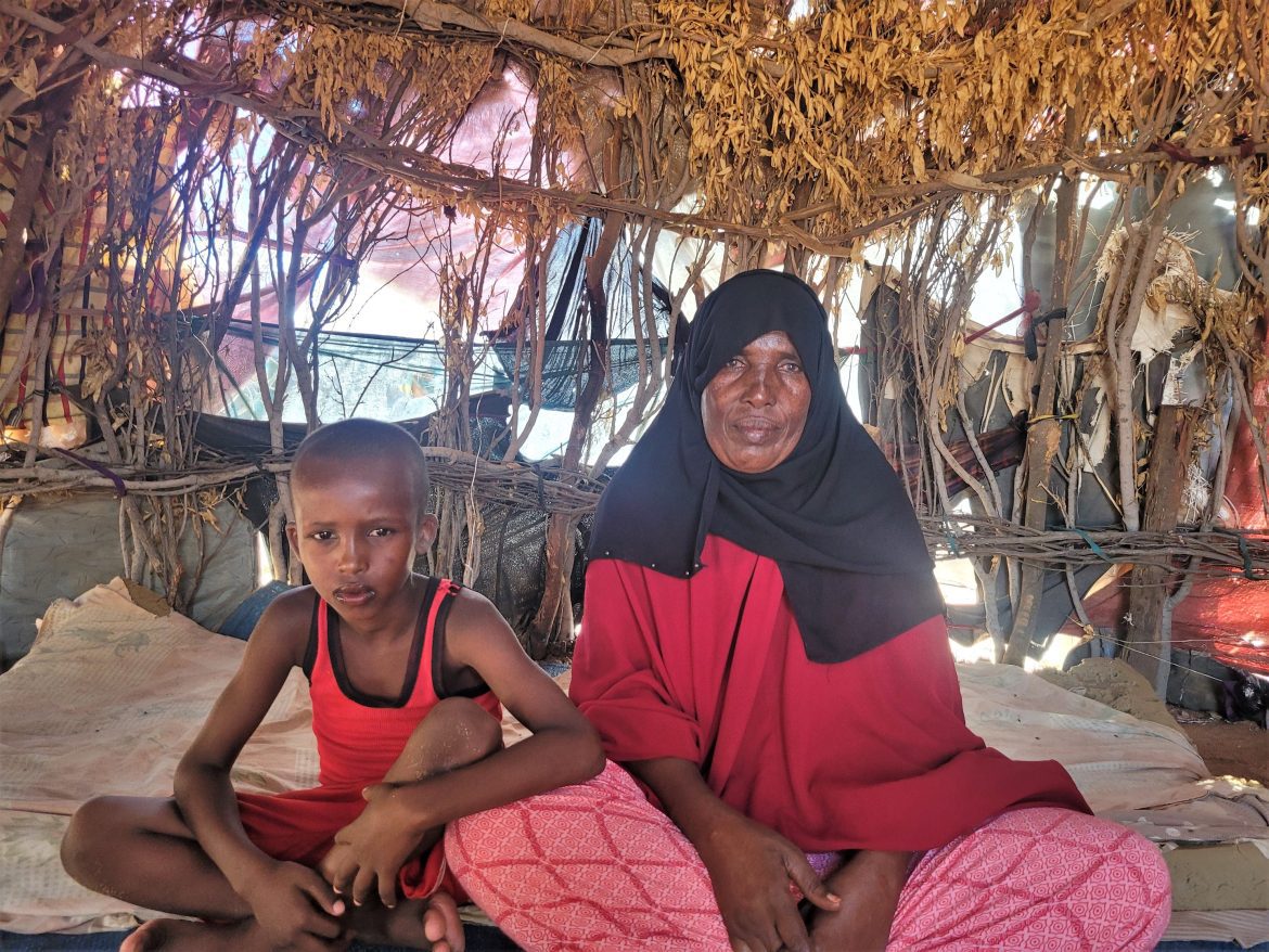 Die 60-jährige Fatuma aus Mogadischu in Somalia mit einem von 12 Familienmitgliedern im Dadaab Refugee Camp.