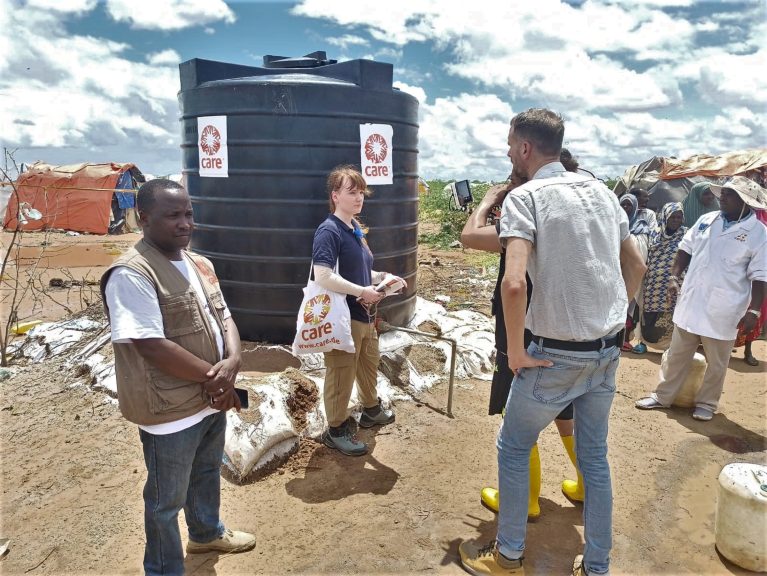 Sarah Easter, CARE-Notfallkommunikationsbeauftragte, wird von einem RTL-Fernsehteam aus Deutschland interviewt vor einem Wassertank im Dadaab Refugee Camp.