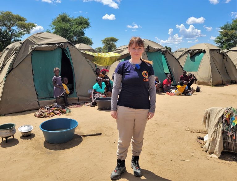 CARE-Helferin Sarah im Camp für Binnenvertriebene in Sambia.