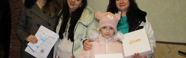 Aus der Ukraine geflüchtete Frauen mit Kindern erhalten von CARE Hilfe.