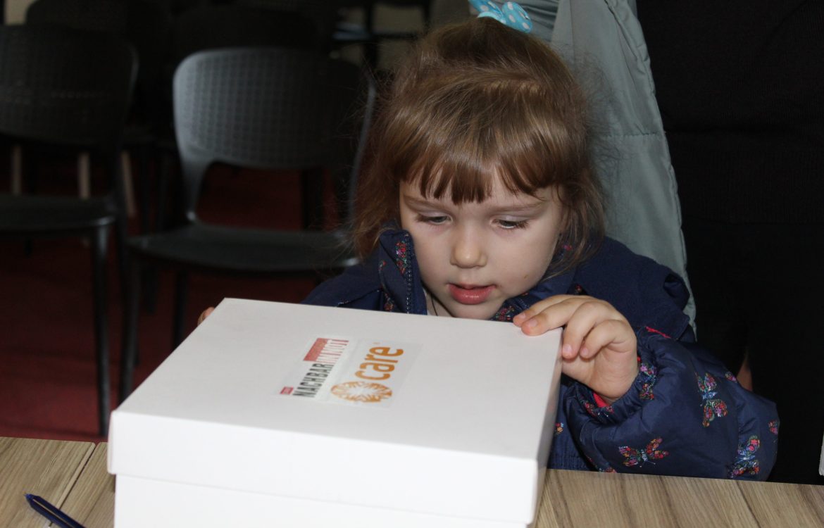 Mädchen mit CARE-Paket in Georgien.