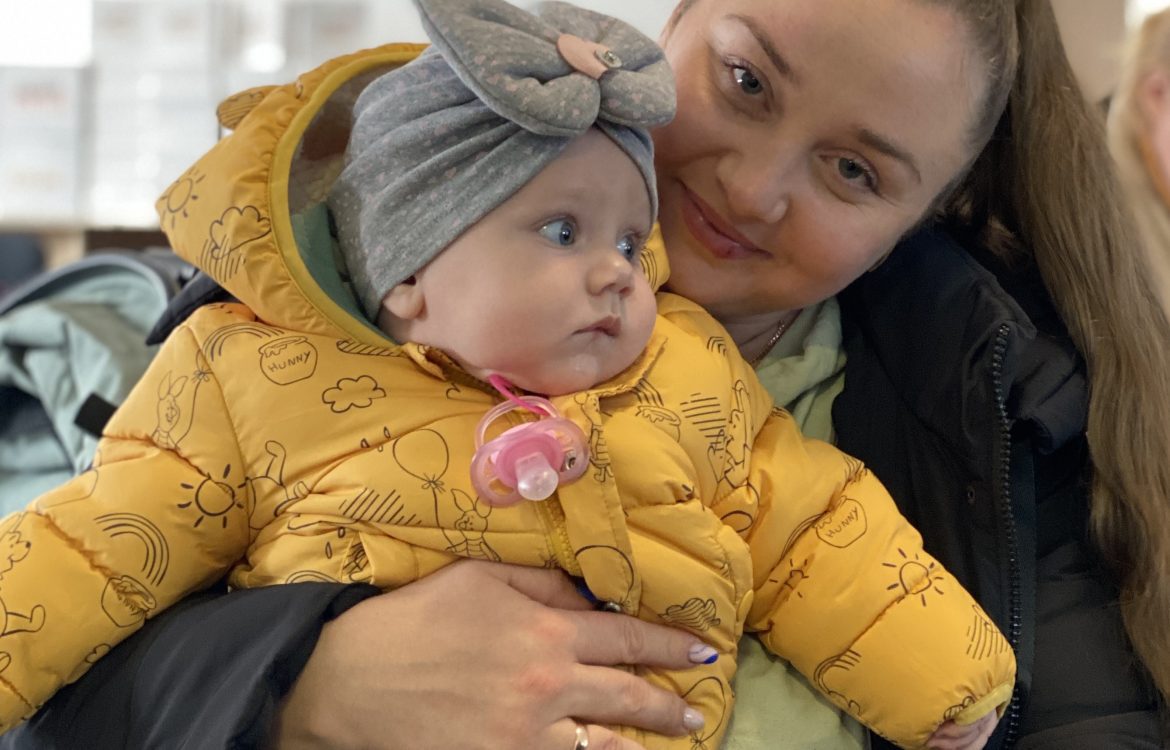 Aus der Ukraine geflüchtete Mutter mit Baby in Georgien.