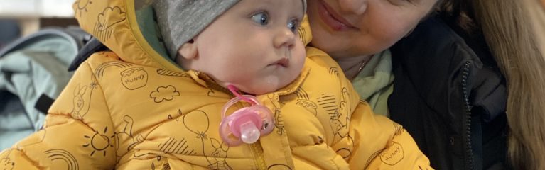 Aus der Ukraine geflüchtete Mutter mit Baby in Georgien.