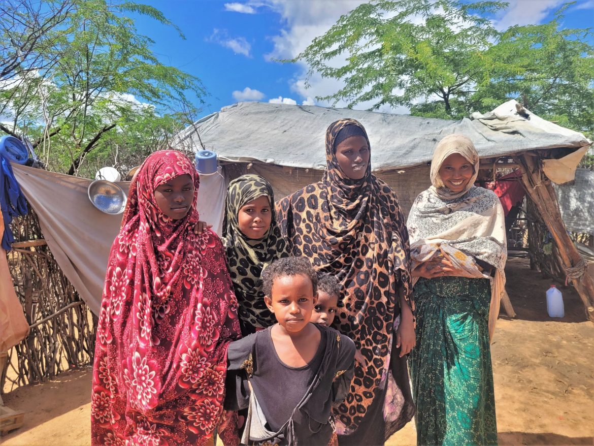Saruro mit ihrer Familie im Flüchtlingscamp Dadaab in Kenia.