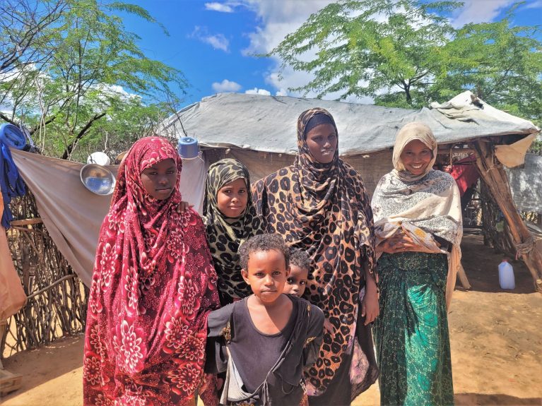 Saruro mit ihrer Familie im Flüchtlingscamp Dadaab in Kenia.