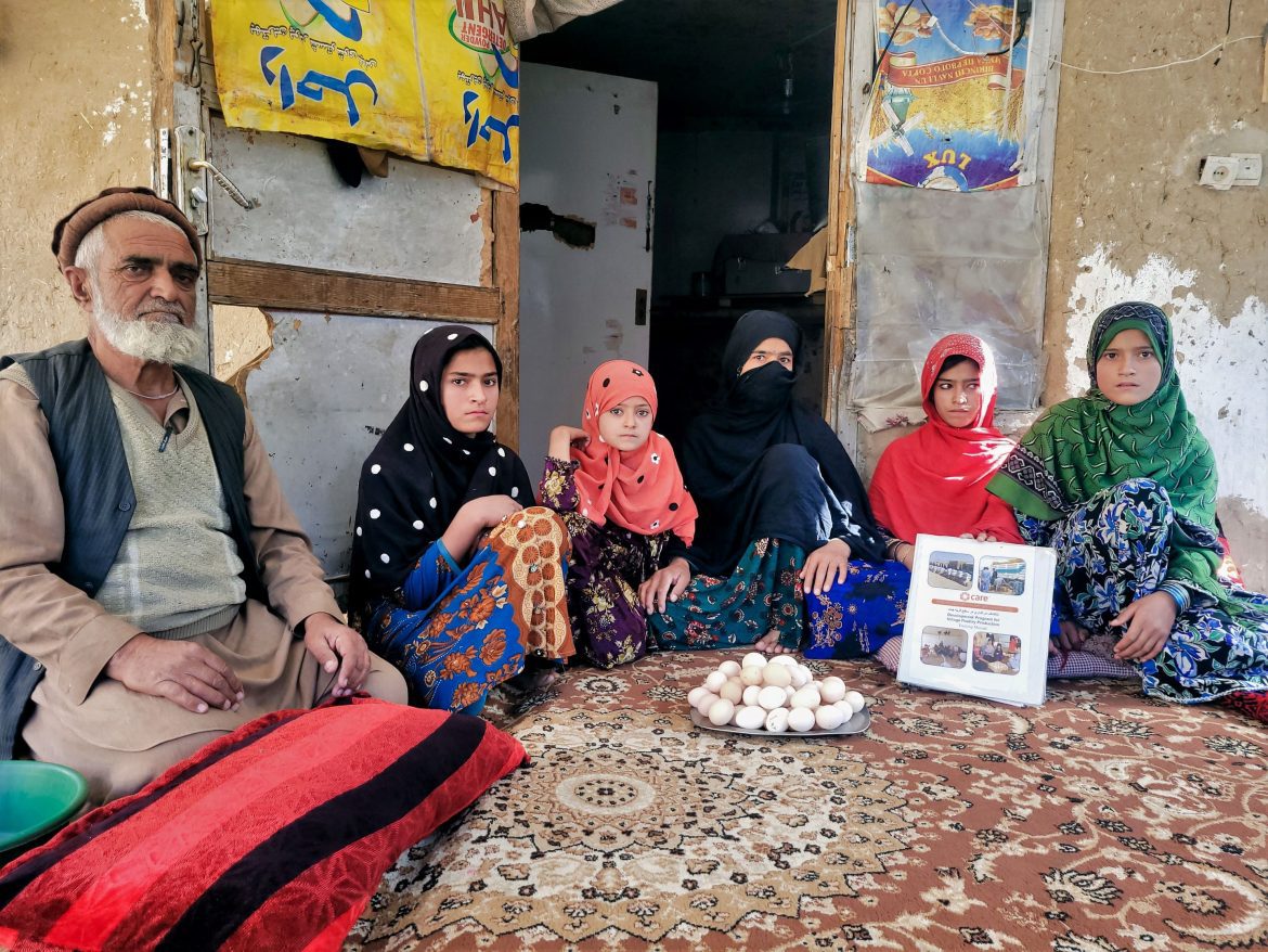 Abdul mit seiner Familie in Afghanistan.