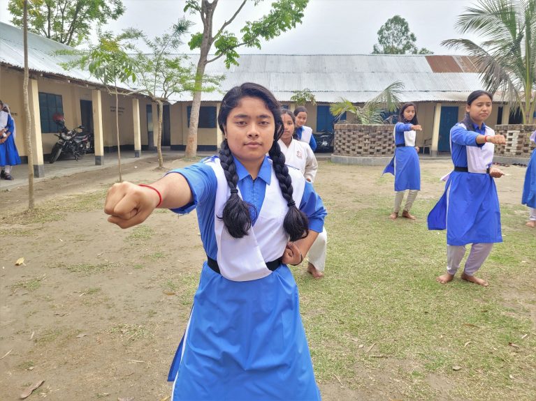 Das CARE-Projekt JANO bezieht Schulen im Norden von Bangladesch - z.B. mit Karate-Kursen für Mädchen oder Schulgärten.