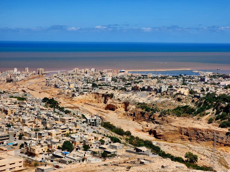 CARE leistet nach der Naturkatastrophe in der Stadt Darna in Libyen Nothilfe.