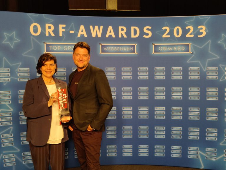 Andrea Barschdorf-Hager, Geschäftsführerin von CARE Österreich, und Christian Hellinger, Kreativgeschäftsführer von Wien Nord Serviceplan, bei den ORF-Awards 2023.