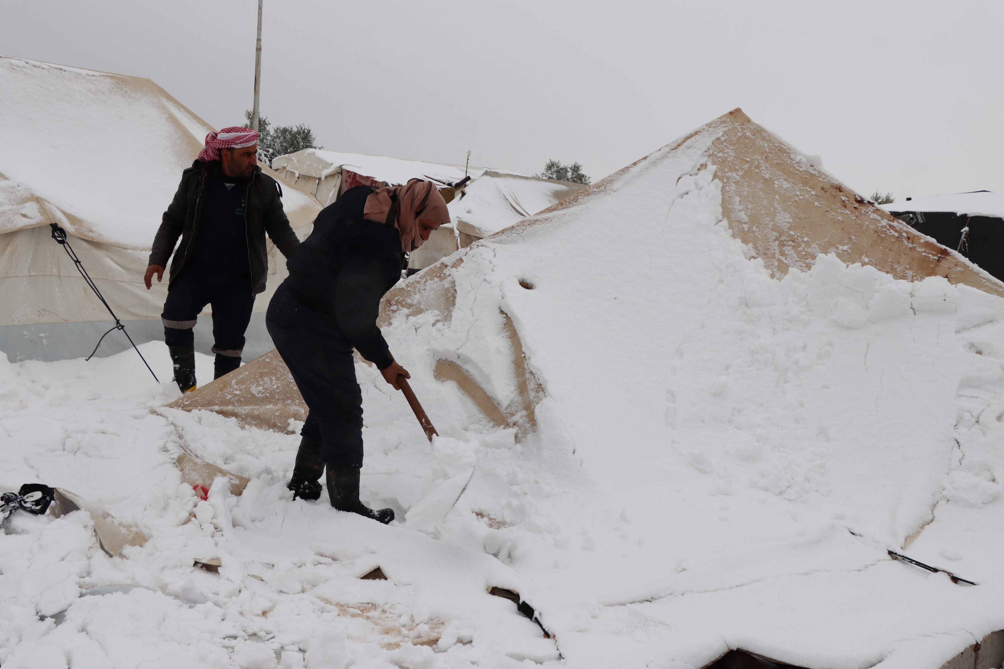 Winterhilfe für Syrien. Die provisorischen Unterkünfte werden von den einbrechenden Schneemassen befreit. Das war im Winter 2022/23 so und wird für die kommende Saison wieder erwartet. Die Vorbereitungen laufen.