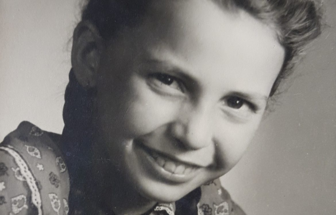 Ein Schwarz-weiß Porträt der Zeitzeugin Waltraude Ertler aus ihren Kindheitstagen. Sie erinnert sich an das CARE-Paket®, welches ihre Familie in der Nachkriegszeit erhalten hat.