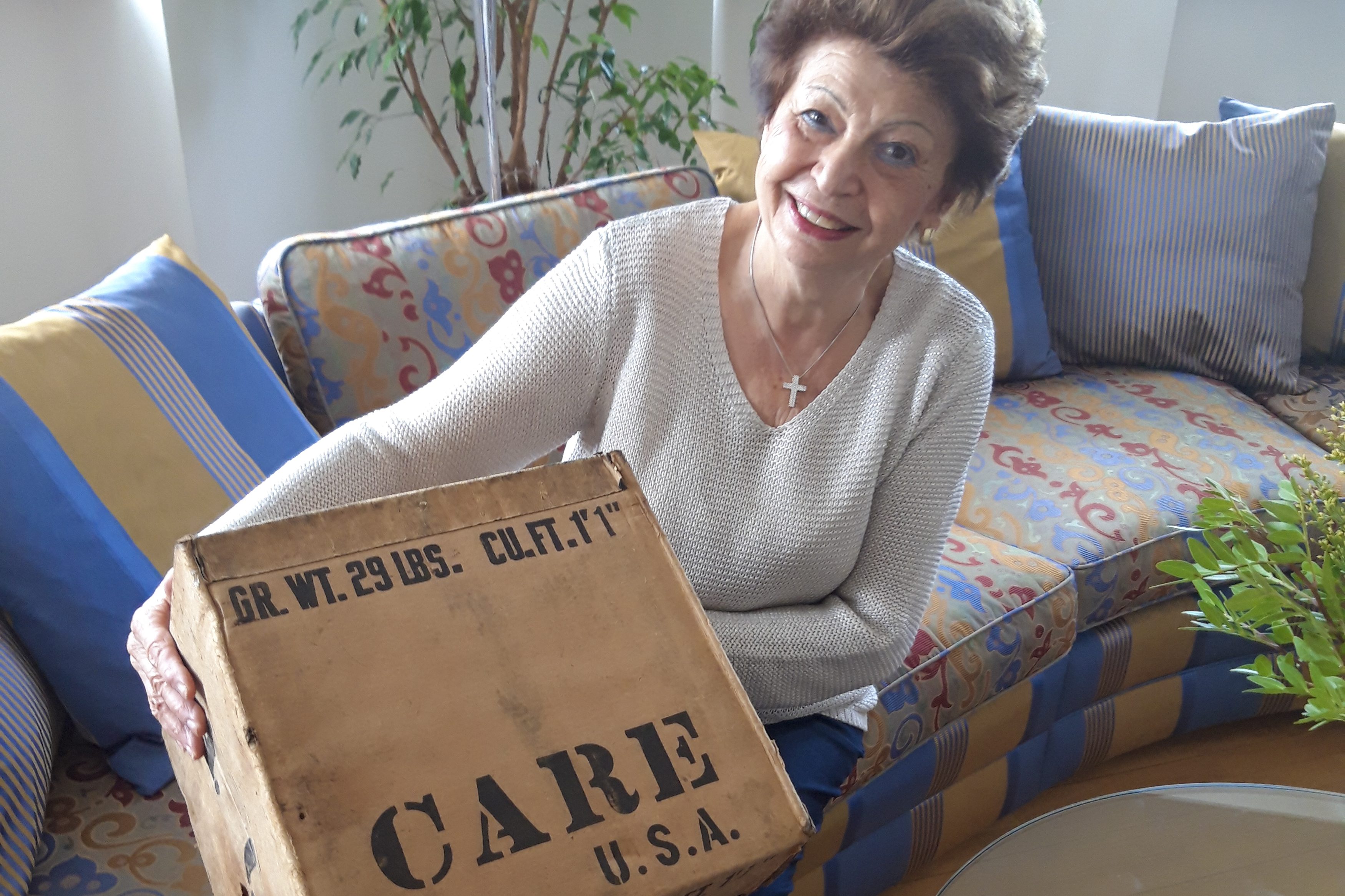 Die Zeitzeugin und CARE-Paket®-Empfängerin Waltraude Ertler aus Wien erzählt ihre persönlichen Erinnerungen an das CARE-Paket®. In ihren Händen hält sie ein historisches CARE-Paket®.