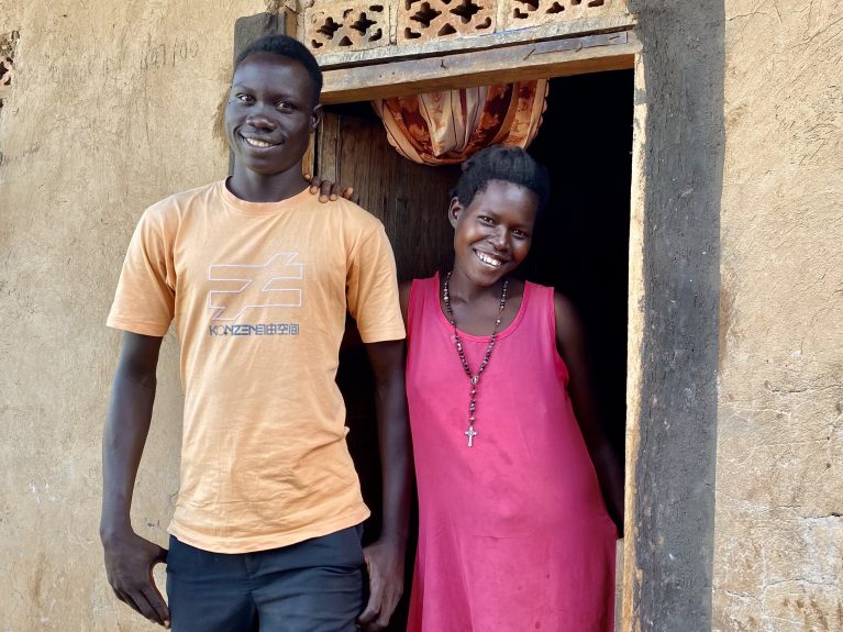 Emmanuel und Odrika stehen in ihrem Hauseingang in Arua im Norden Ugandas.