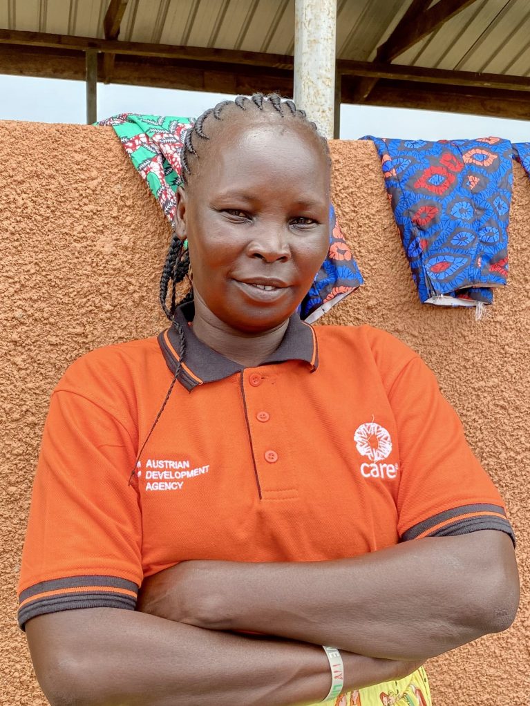 Angelina Nyagai vor dem Gemeinschaftszentrum in der Flüchtlingssiedlung Omugo