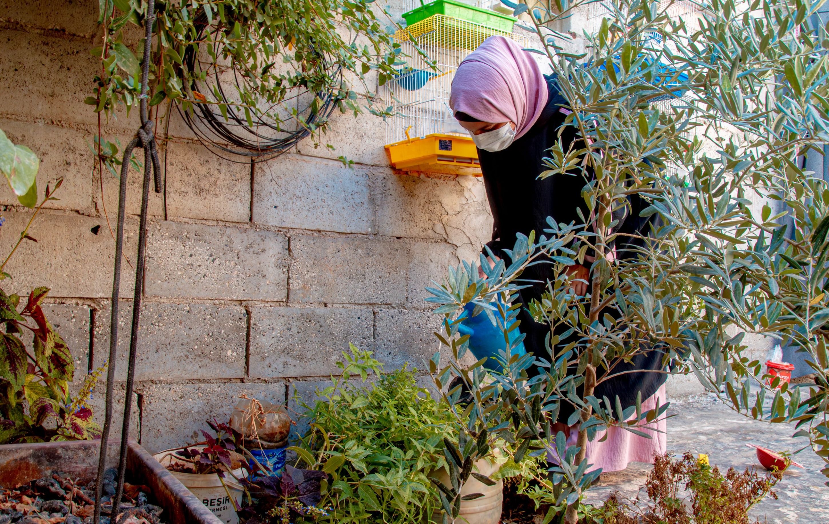 Sara in ihrem Gemüsegarten in Nordsyrien