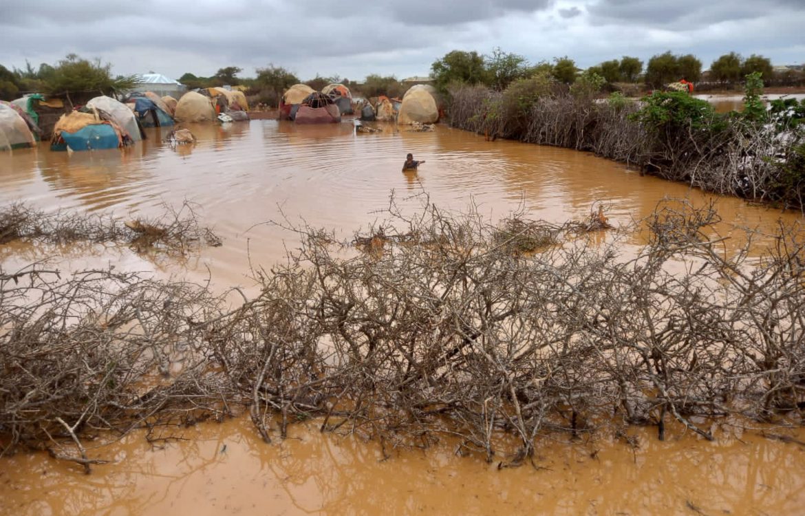 Die Klimakrise setzt den Menschen in Somalia zu - es gibt immer mehr Wetterextreme wie lange Dürren und schwere Überschwemmungen.