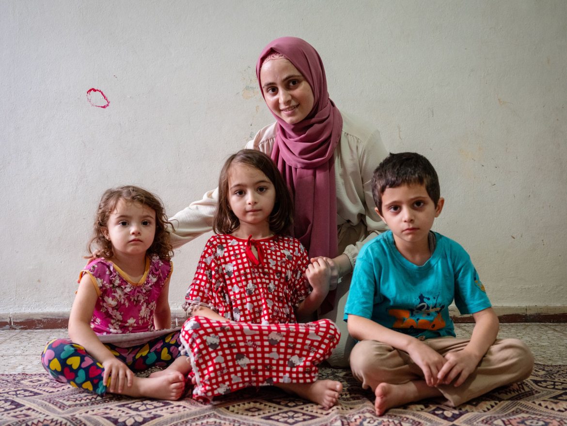 Meryem bereit als Freiwillige in einem CARE-Projekt andere Frauen, die wie sie aus Syrien geflüchtet sind.