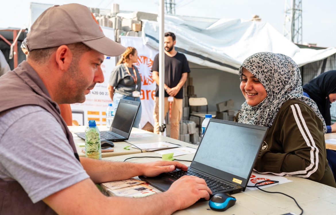 Tausende Familien haben nach dem Erdbeben in der Türkei von CARE Hilfe erhalten.