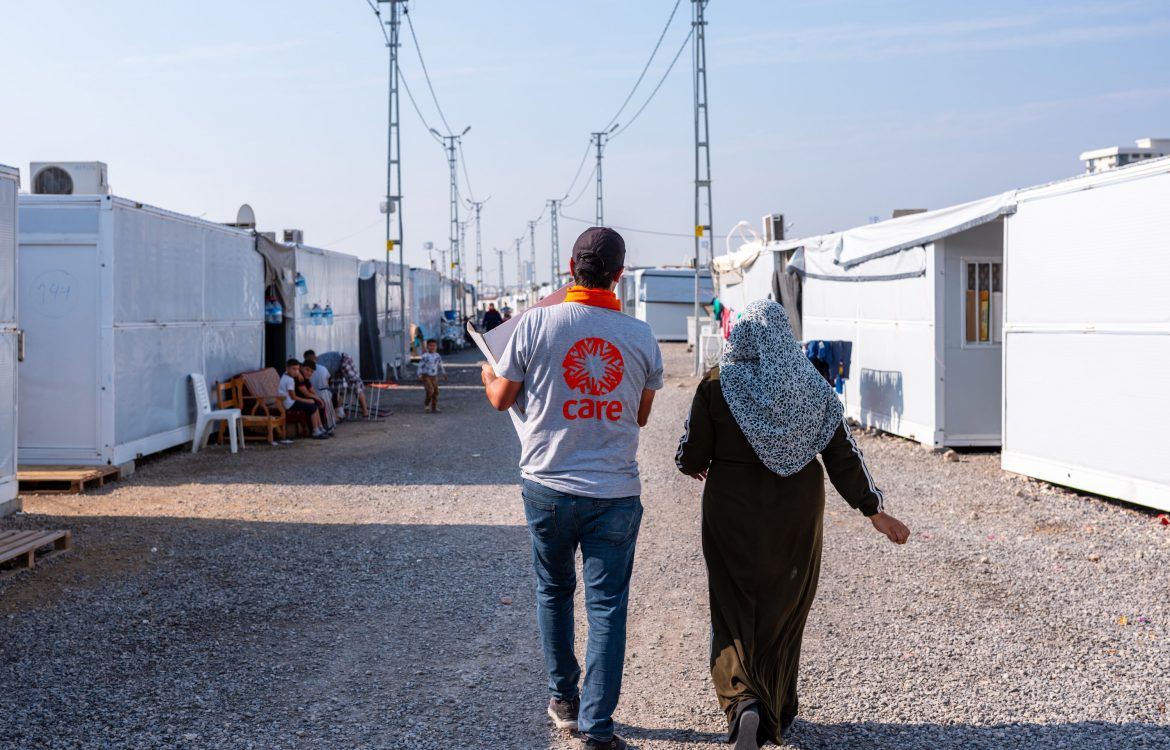 CARE und die EU versorgen die Menschen nach dem Erdbeben mit Nothilfe und Hilfsgütern.