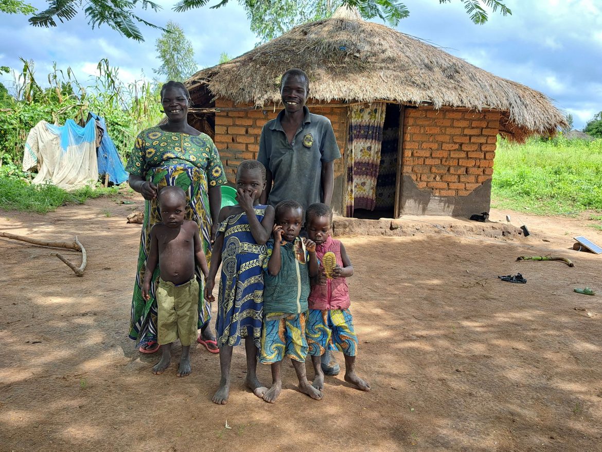 Cecilia mit ihrer Familie in Uganda