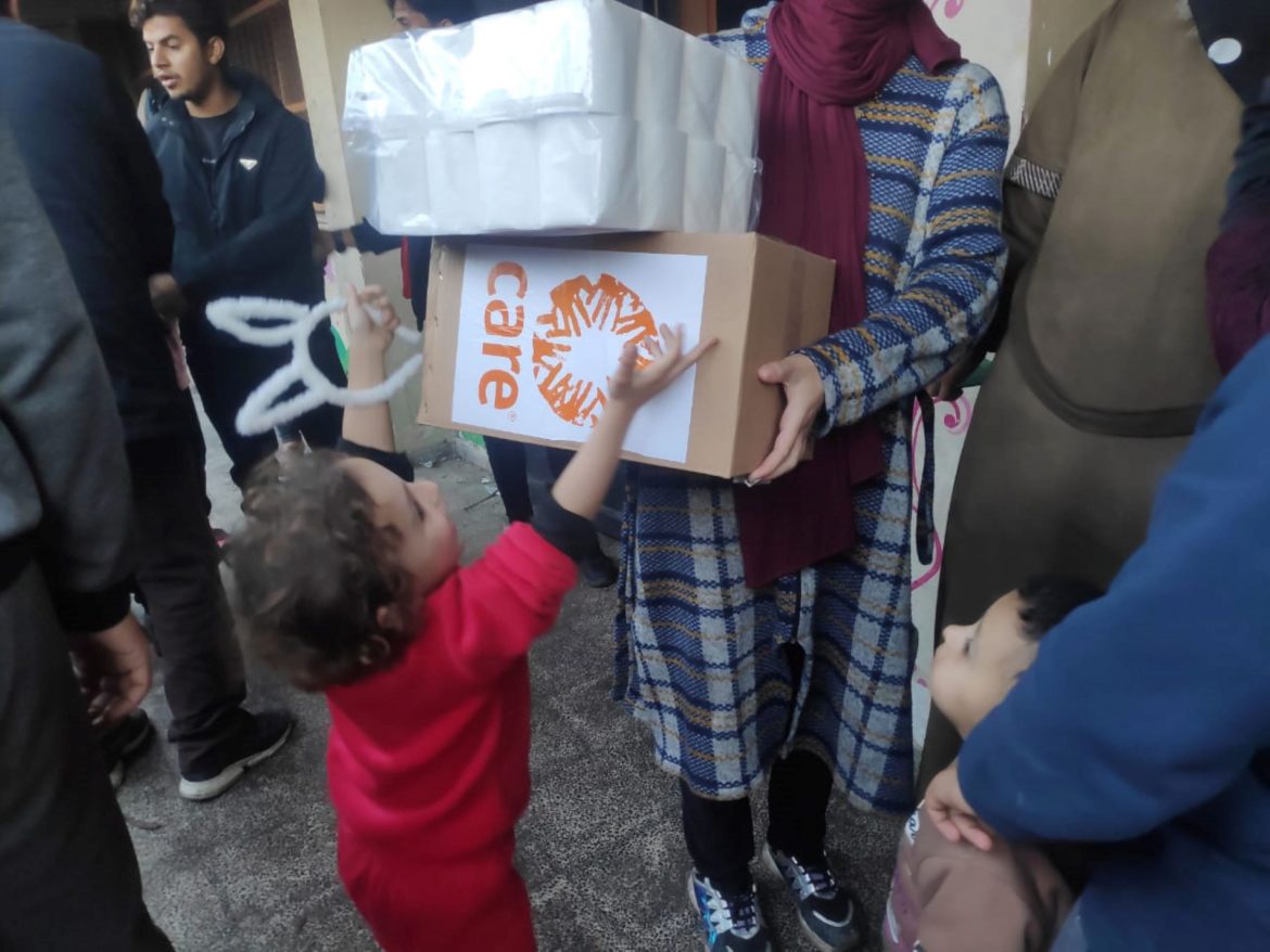 Kind mit CARE-Hygienepaket in Rafah, Gaza, 2024