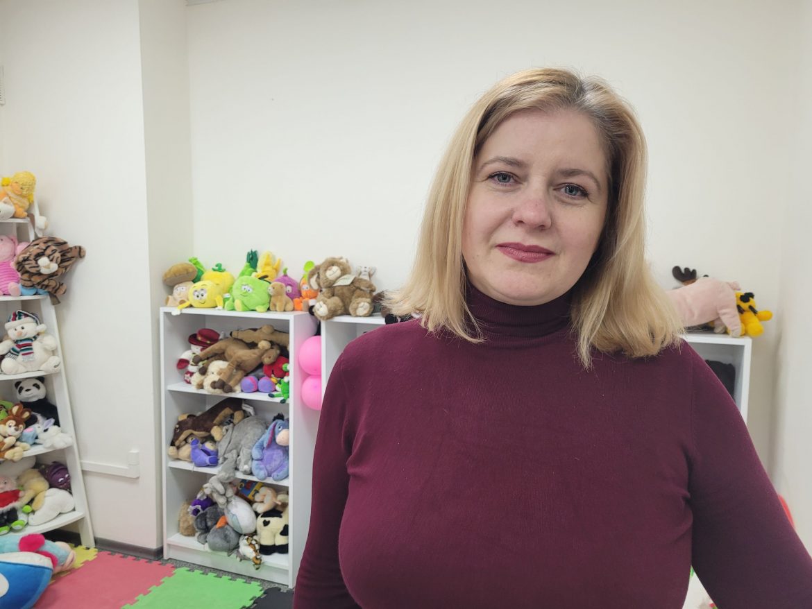 Olena in einem Frauenzentrum einer CARE-Partnerorganisation in Saporischschja, Ukraine.