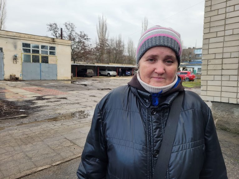 Iryna bei einer Verteilung von Hilfsgütern in Kherson.