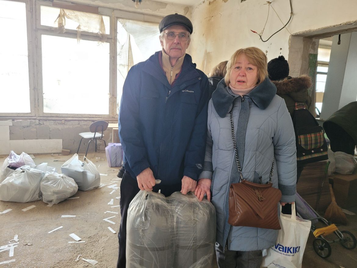 Vlodymyr und seine Frau bei einer Verteilung von Hilfsgütern in Kherson.