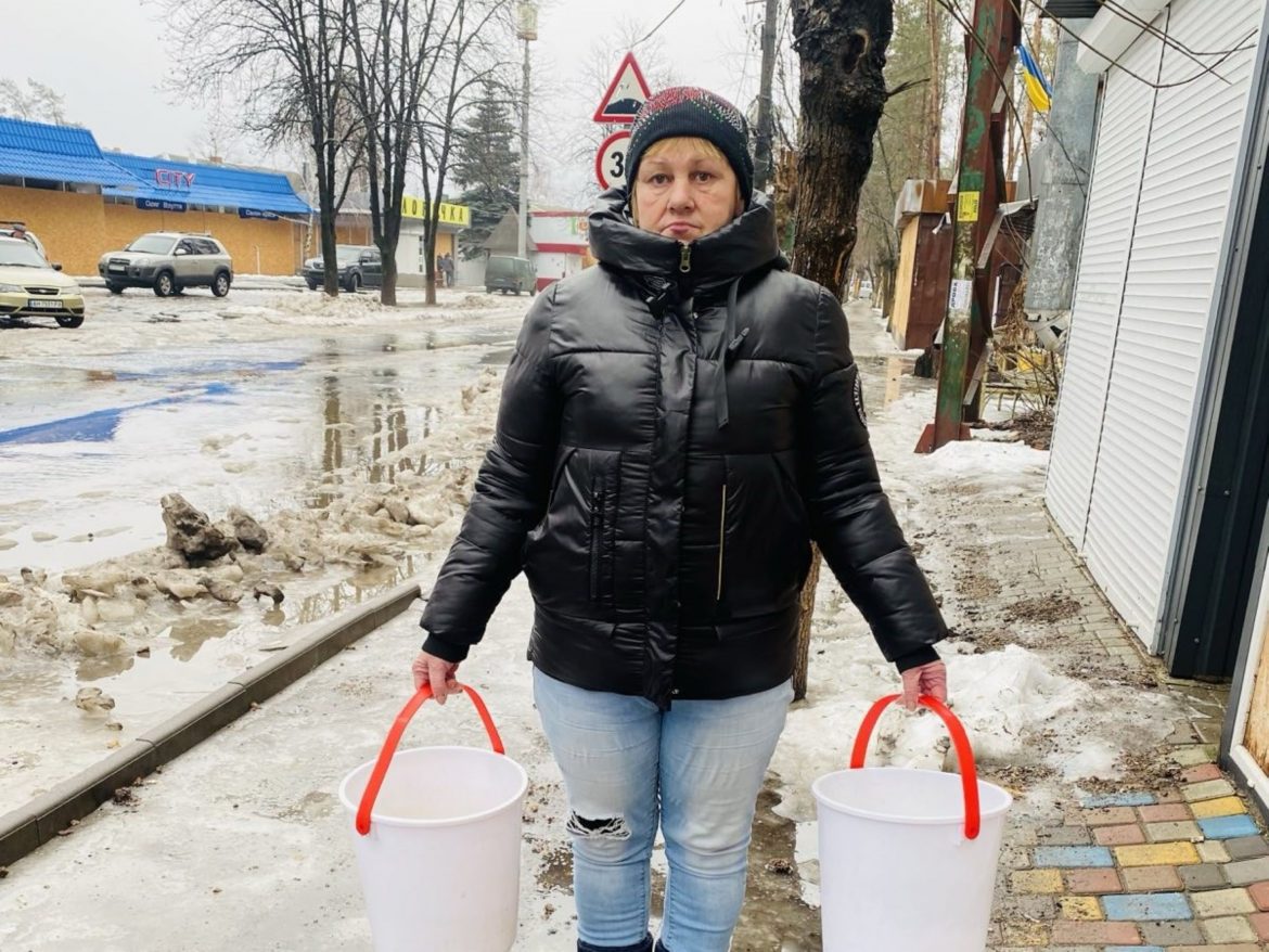 Olga mit Eimern in in Sviatohirsk, Region Donezk