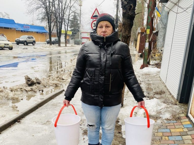 Olga mit Eimern in in Sviatohirsk, Region Donezk