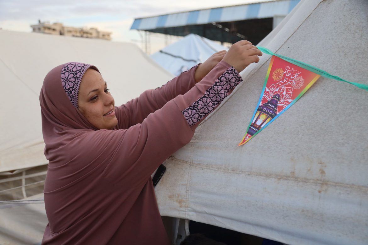 Fairouz dekoriert ihr Zelt für den Ramadan.