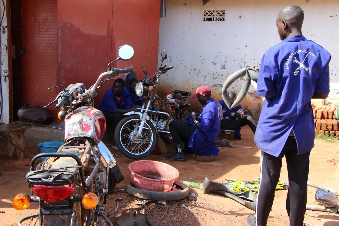 CARE Österreich GEAR Projekt Motorradwerkstatt Ausbildung Frauen Berufsqualifikation Gulu Vicky Lakot
