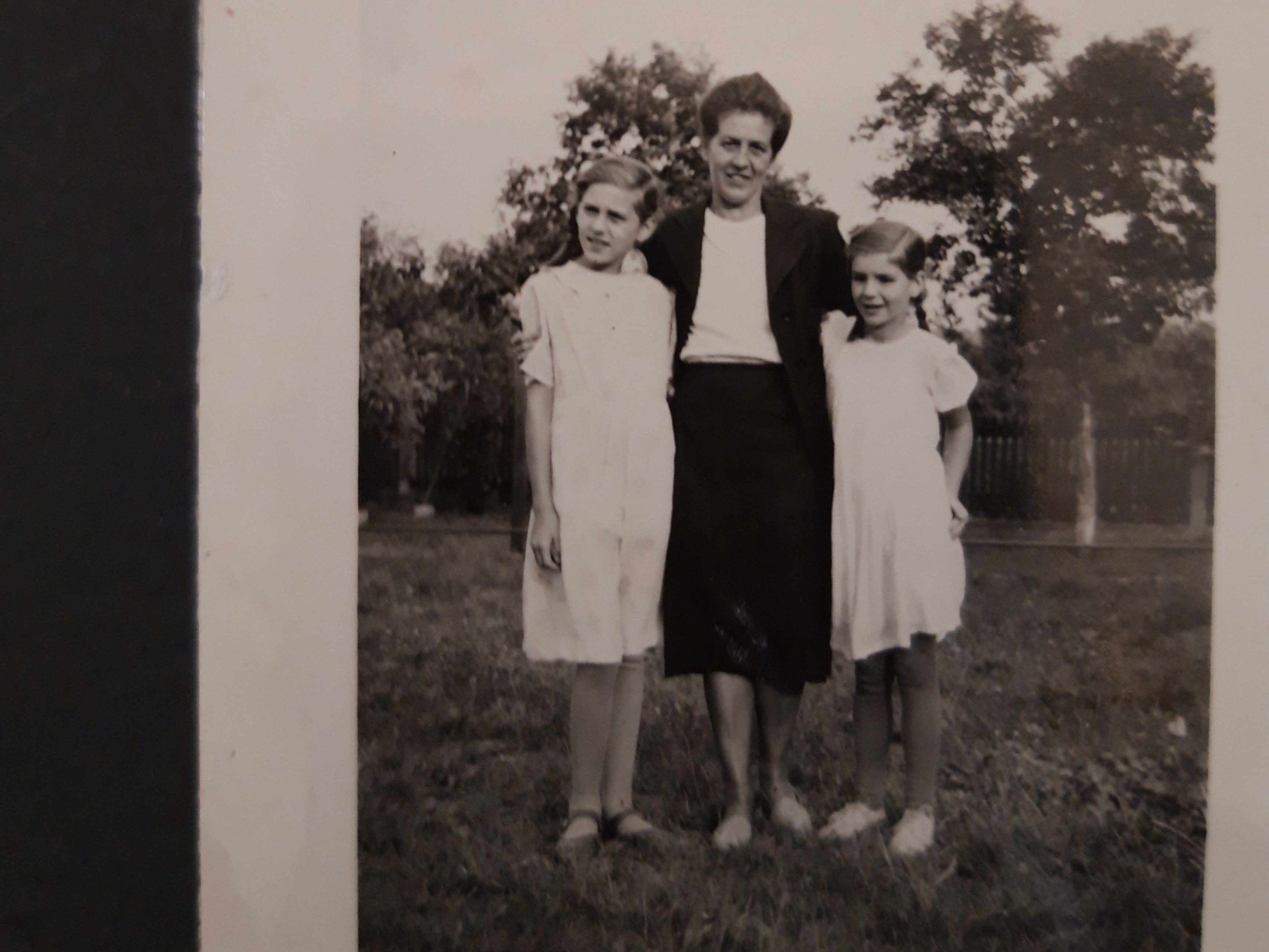 1948_Gertrud und Senta mit Kleidern aus CARE-Paket