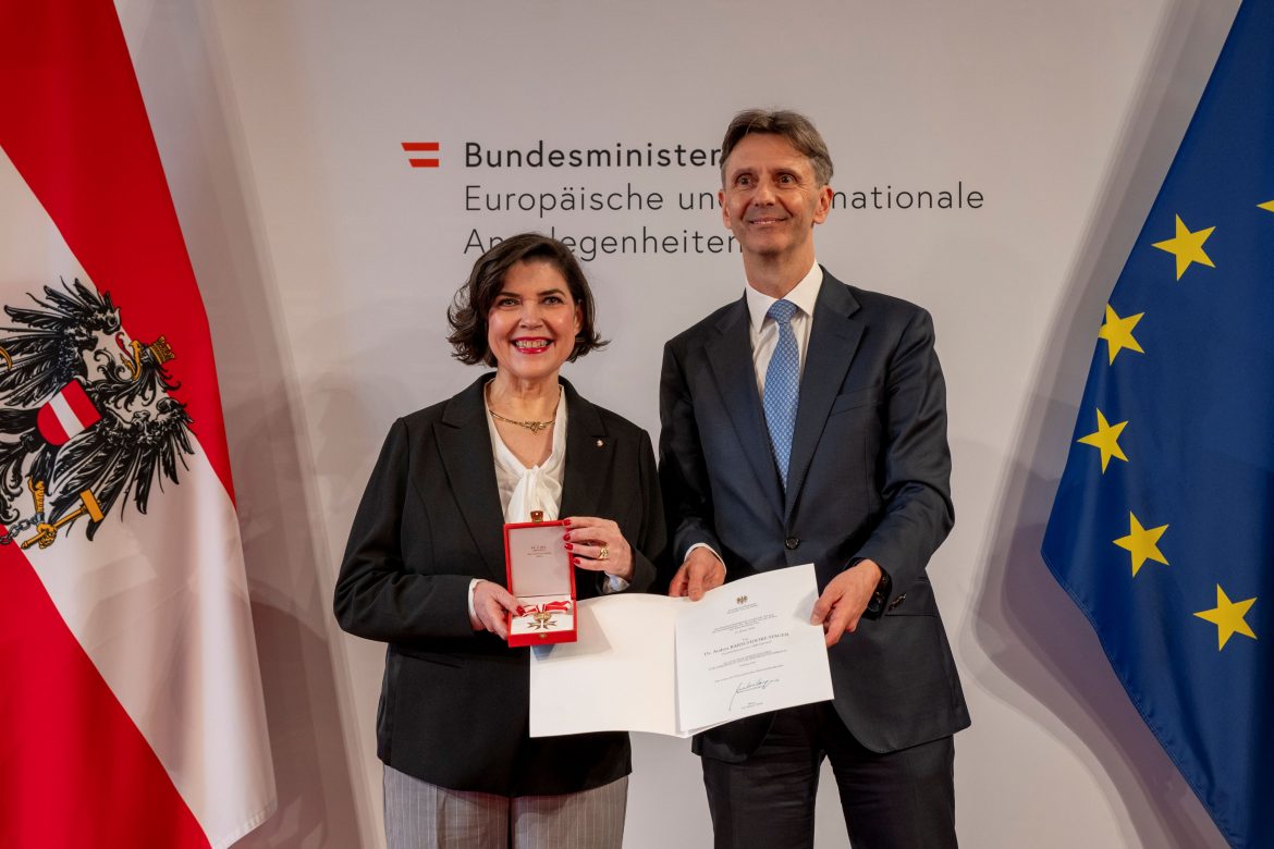 Botschafter Dr. Peter Huber, Sektionsleiter für Internationale Partnerschaften und Humanitäre Hilfe des BMEIA würdigt die Verdienste der CARE Österreich Geschäftsführerin Dr. Andrea Barschdorf-Hager.