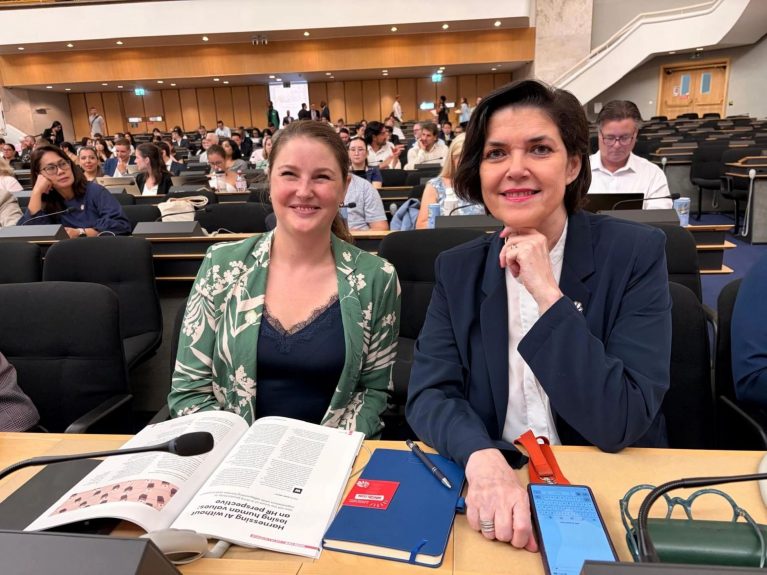 Links im Bild, Clara Pfannkuch, die Assistentin von CARE Österreich Geschäftsführerin Andrea Barschdorf-Hager (rechts im Bild) bei der UN-Konferenz „AI for Development Countries“ in Genf 2026.