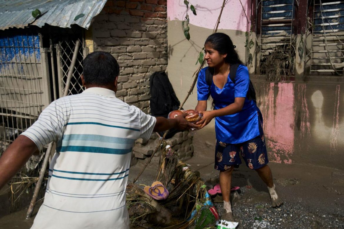 Verteilung von Hilfsgütern nach den Sturzfluten in Nepal.